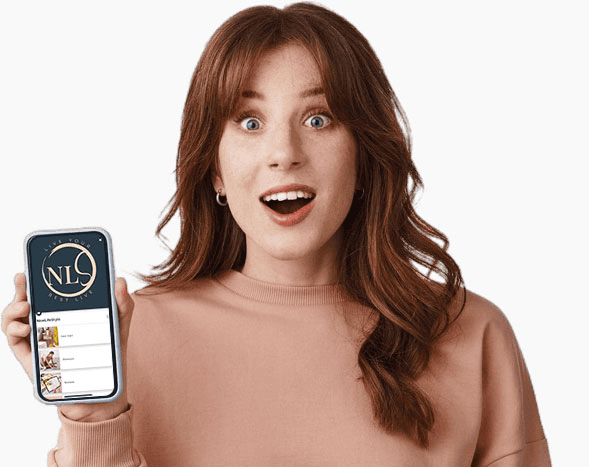 Junge Frau hält Smartphone mit geöffneter NewLifeStyle-App, die gesunde Gewohnheiten und Wohlbefinden unterstützt